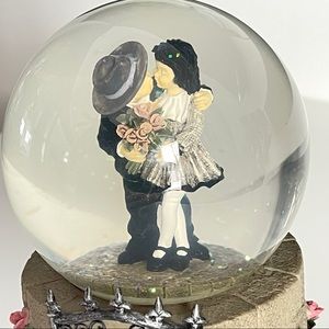 Water Globe Musical Box Tune‎ Cheek to Cheek Ideal Vintage Valentines Day Gift